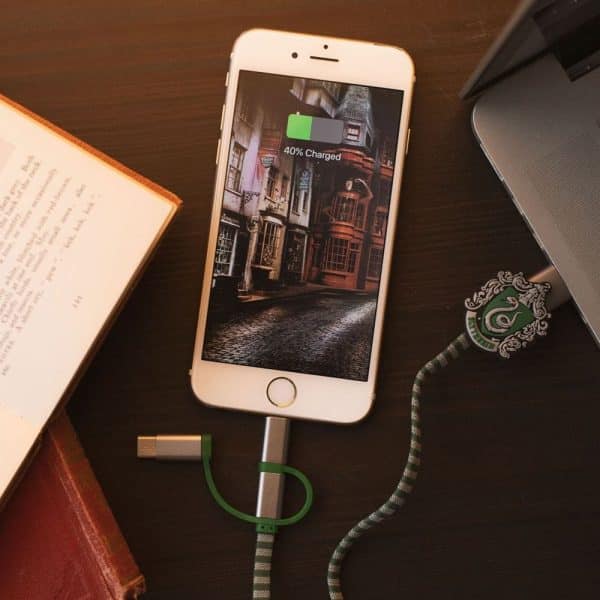 Harry Potter Câble de chargement 3in1 Hogwarts Scarf Slytherin Adaptateurs Harry Potter  Câble de chargement et adaptateurs Micro-USB, Lightning, USB-C.